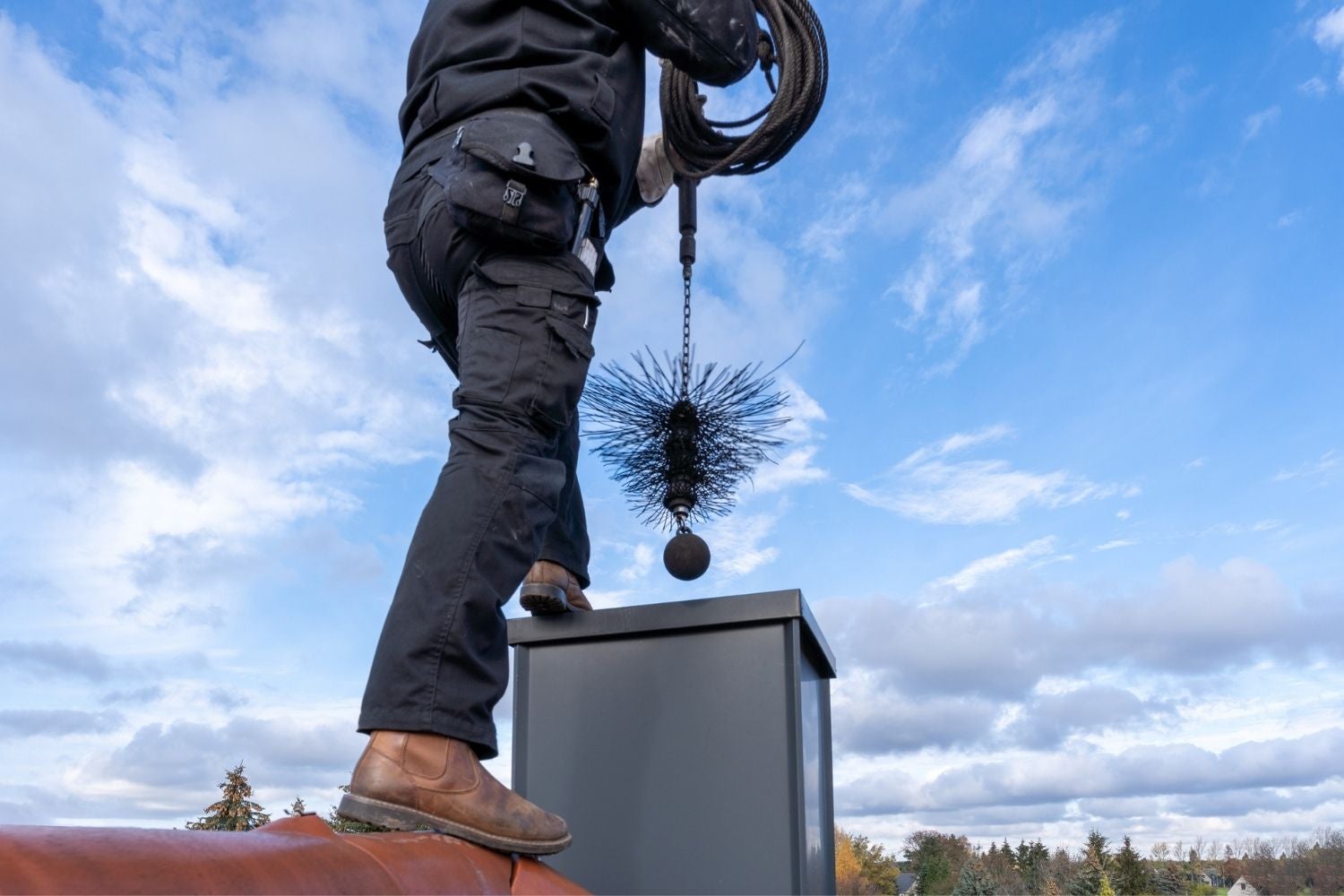 Czyszczenie komina metodą mechaniczna od góry przy użyciu specjalnej szczotki do czyszczenia komina